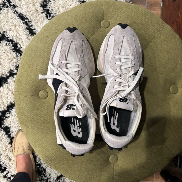 New Balance 327 White and Black Womens Sneakers - Picture 3 of 7